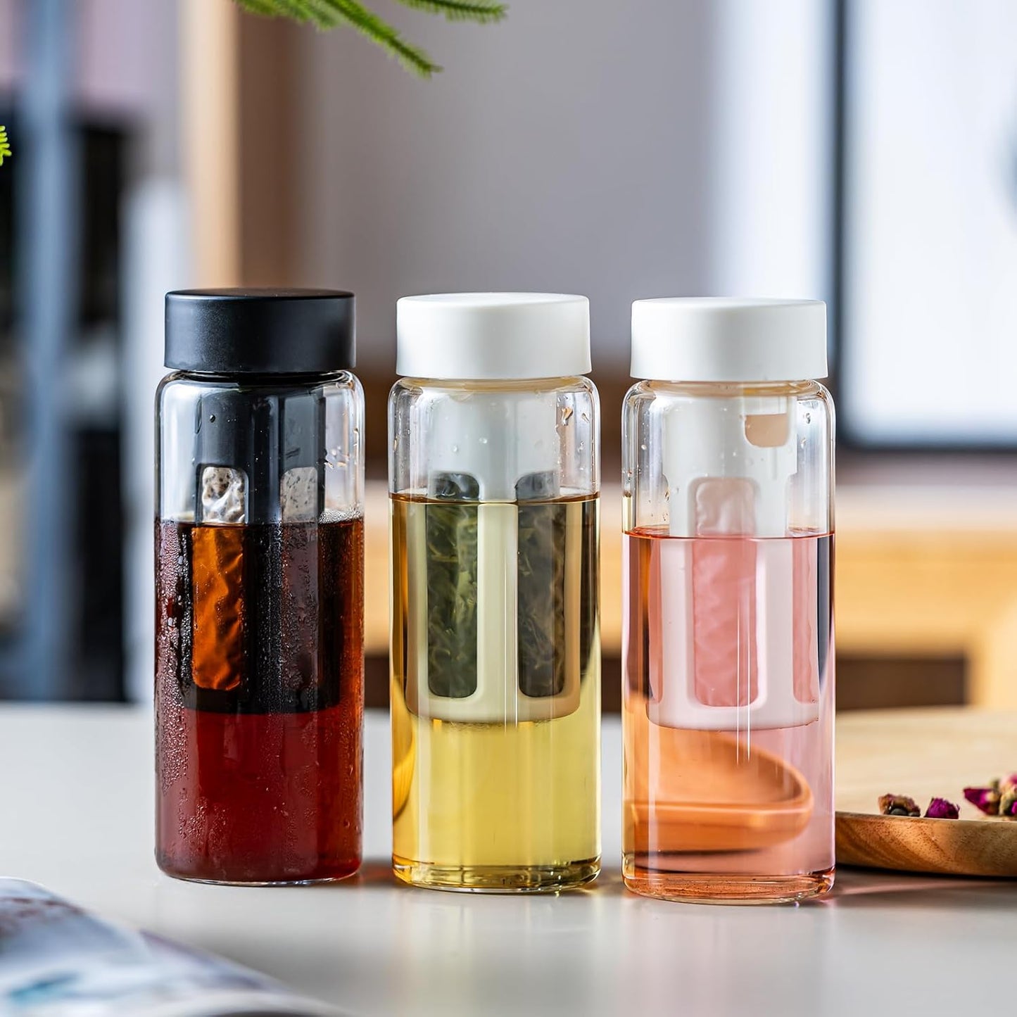 19oz Cold Brew Bottle, Cold Brew Maker with Removable Filter, BPA - Free Portable Cold Brew Tea Bottle for Iced Tea, Cold Brew & Fruit Infusion (Black+White)