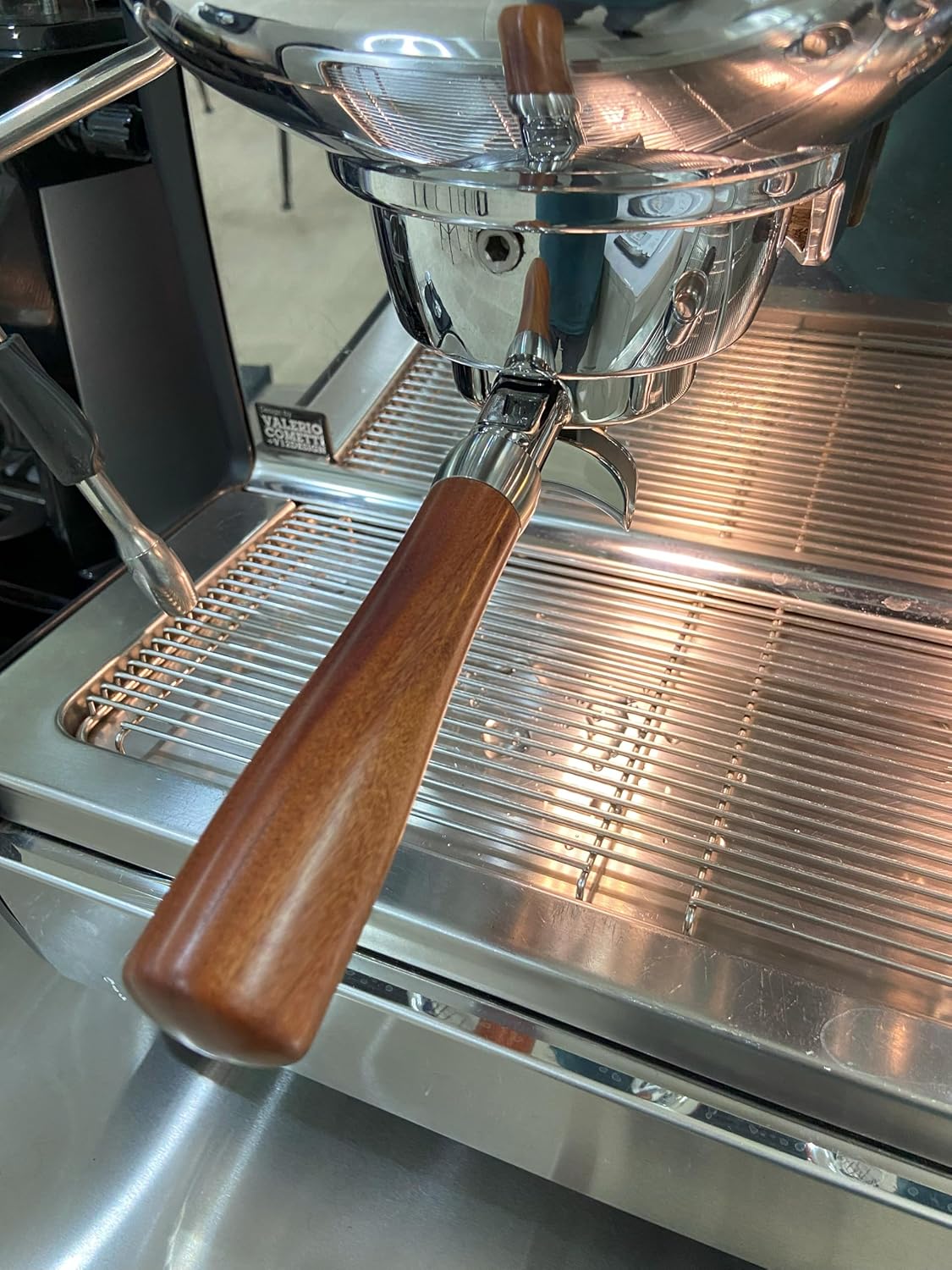 58mm Double Spout Portafilter Compatible with La Marzocco Espresso Machine Stainless Steel Espresso Portafilter with Double Shot Filter Basket Espresso Accessories-Handle Wooden