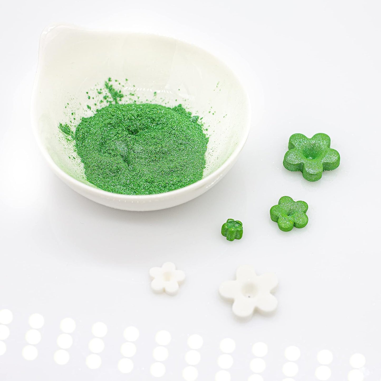 Bakerpan Pearl Luster Dust Edible, Leaf Green Edible Glitter for Cocktails, 4 Grams Edible Glitter for Cake Decorating, Cookies, Chocolates and Candies, Drinks (Made in USA)